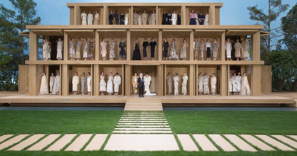chanel-takes-dollhouse-springsummer-2016-haute-couture