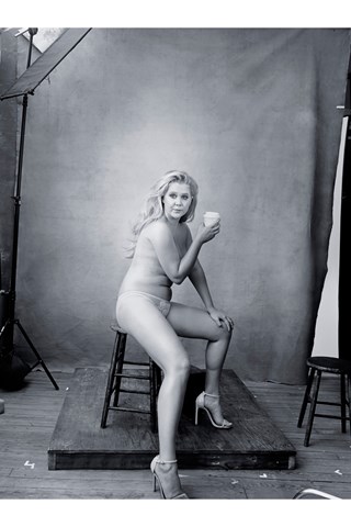 Amy-Schumer-Pirelli-Calendar-2016