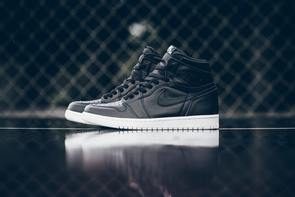 air-jordan-1-retro-high-og-cyber-monday-1