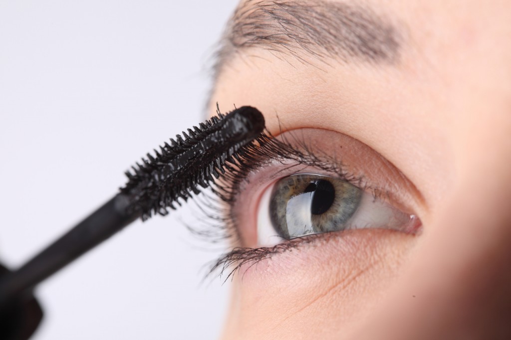 applying-a-mascara