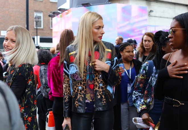 london-fashion-week-ss-2017-street-style-23