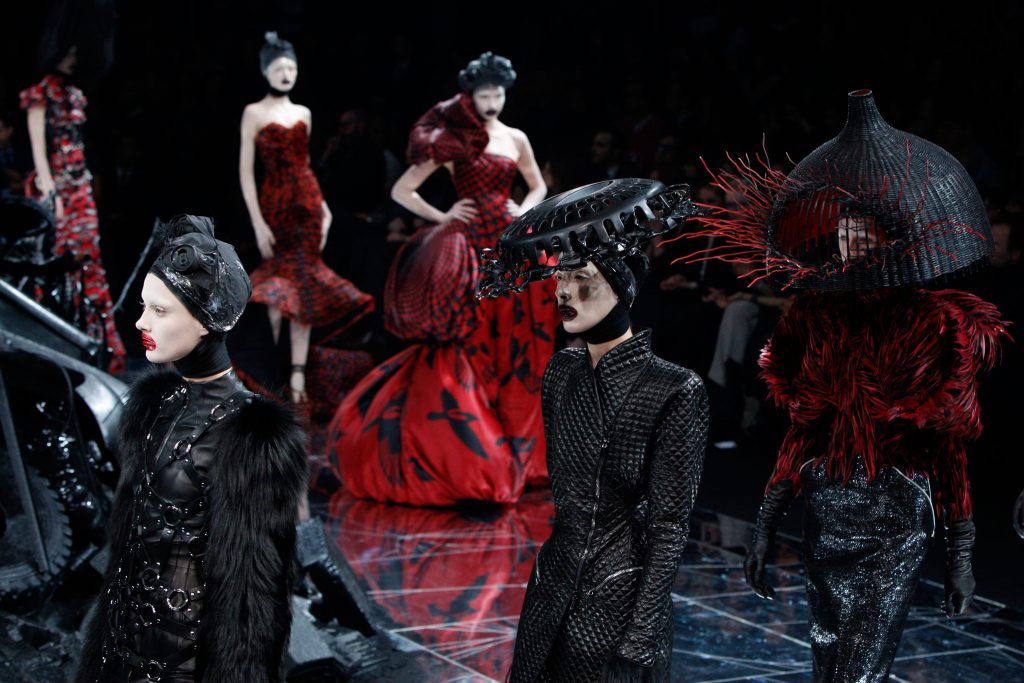 alexander-mcqueen-fashion-show-catwalk