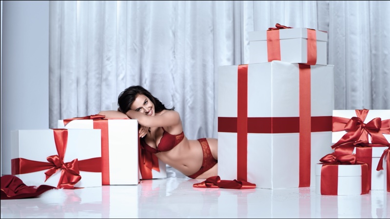 irina-shayk-intimissimi-christmas-2016-commercial01