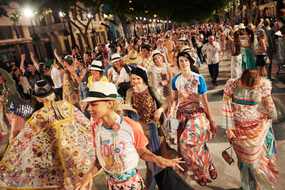 hbz-2016-fashion-moments-chanel-cuba-cruise-imaxtree-12