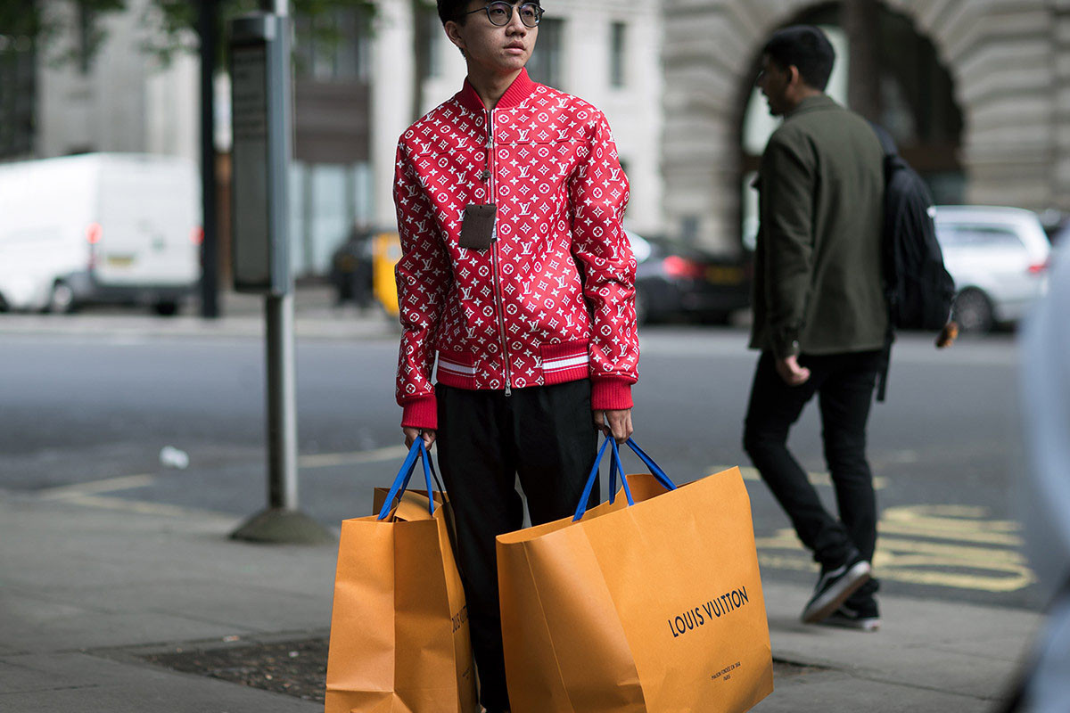 Луи виттон одежда. Луи вьютон человек. Тэхен в Луи Виттон. Supreme Louis Vuitton Street. Амбассадор Луи Виттон в Корее.